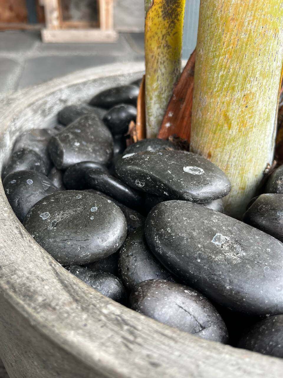 Black Sand Natural Tumbled Garden Pebbles Havaiiano - Rocks in Stone