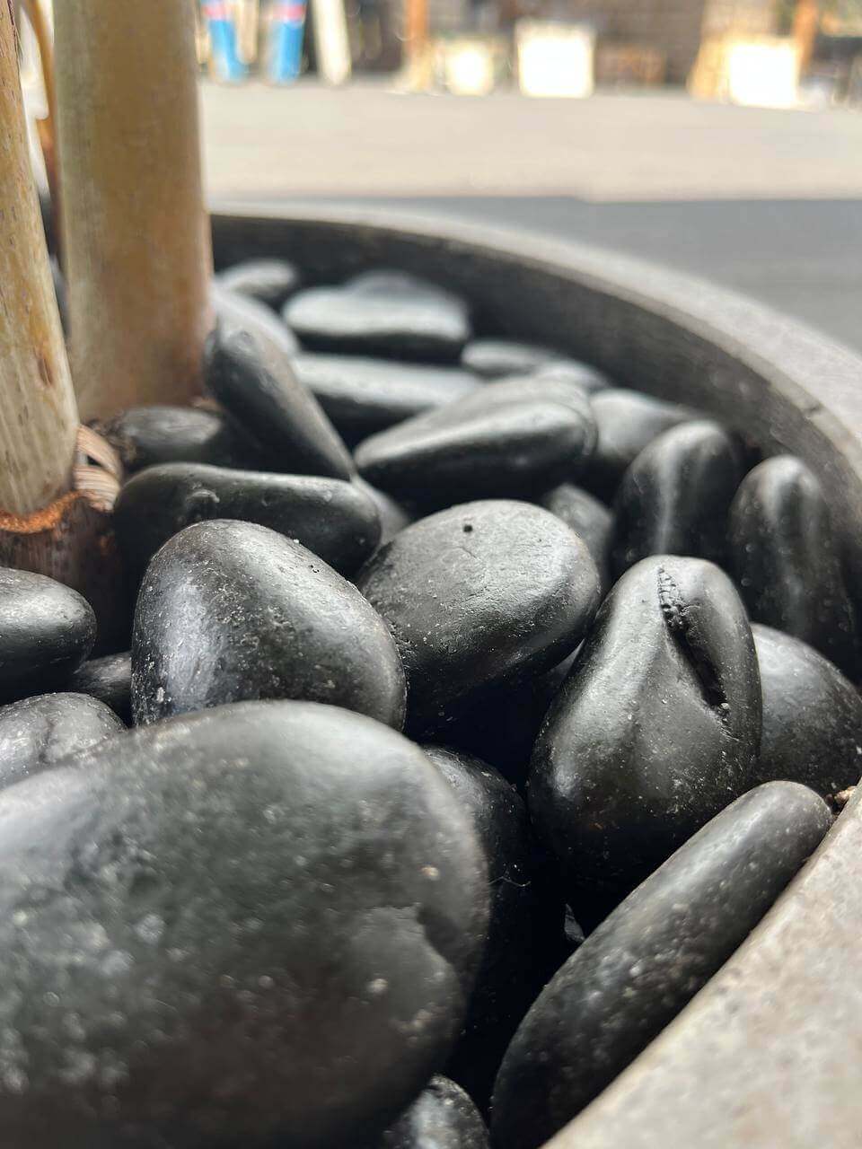Black Sand Natural Tumbled Garden Pebbles Havaiiano - Rocks in Stock