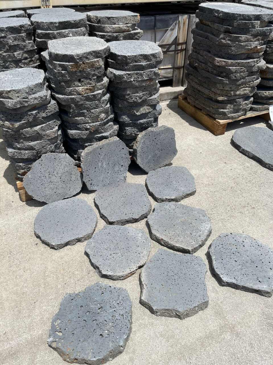 842-Puka_Lava_Grey_12diameterx1.5B_round_random_paver_04-11-25_4 - Rocks in Stock