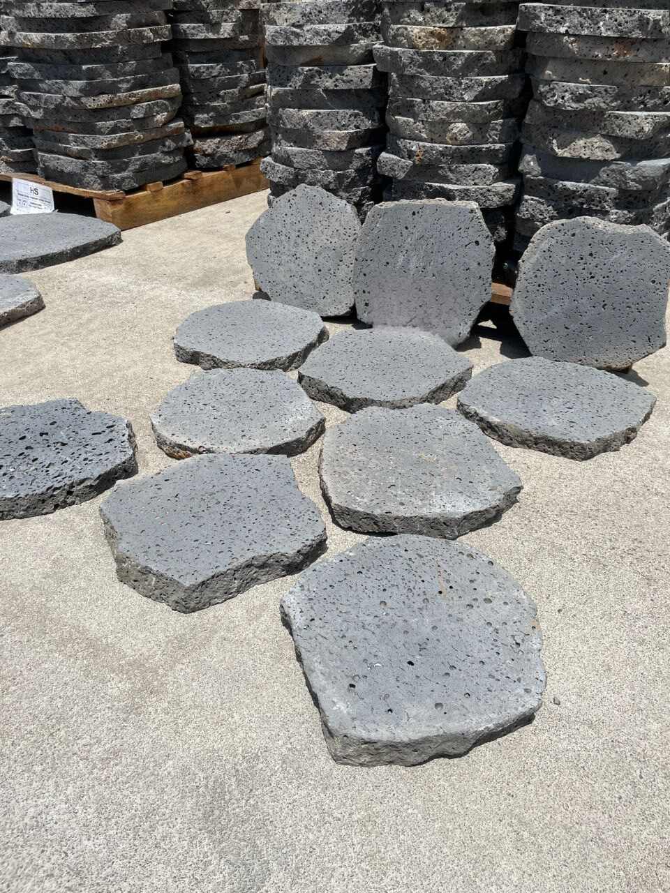 842-Puka_Lava_Grey_12diameterx1.5B_round_random_paver_04-11-25_4 - Rocks in Stock