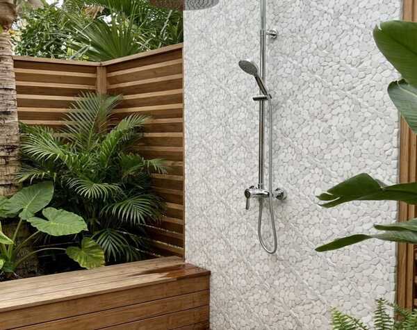 Outdoor Shower | Glacier White, Chevron, Pebble - Havai'iano