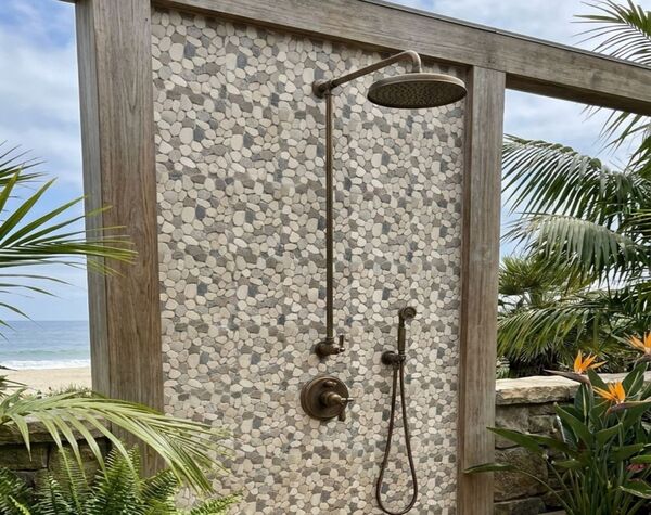 Outdoor Shower | White & Tan, Flat, Pebble - Havai'iano