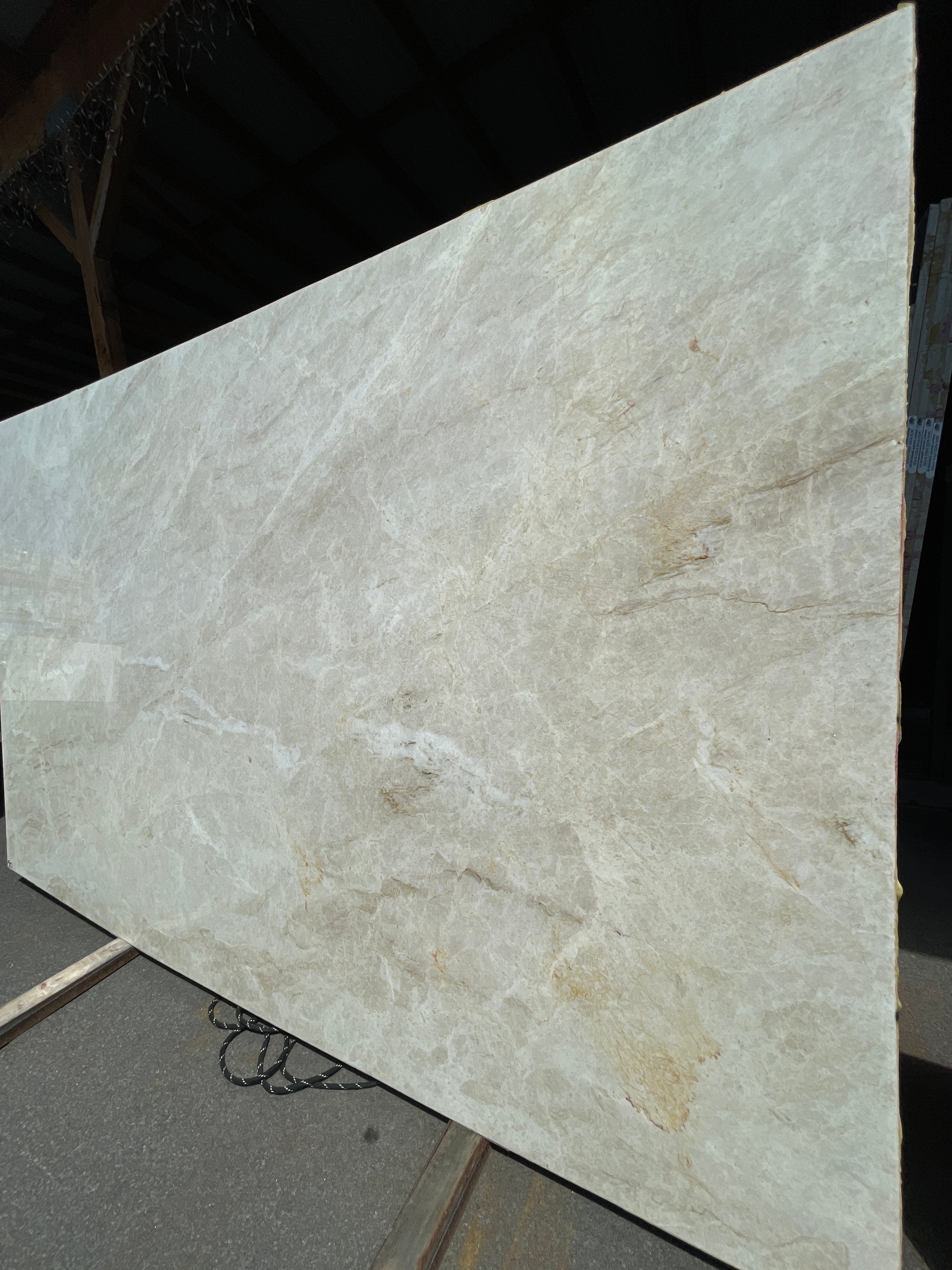 MADRE PEROLA Quartzite polished 2cm thick - Slab